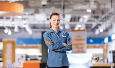 Mitarbeiterin in eine Filiale von melectronics Mitarbeiterin in eine Filiale von melectronics